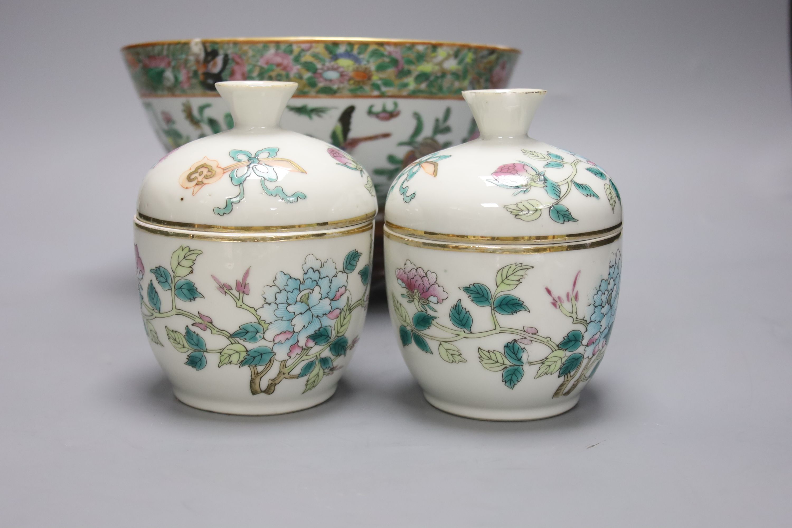 A Chinese circular famille rose bowl, a rectangular landscape-decorated planter and a pair of small bowls and covers, largest 24cm Dia 23cm (bowl)